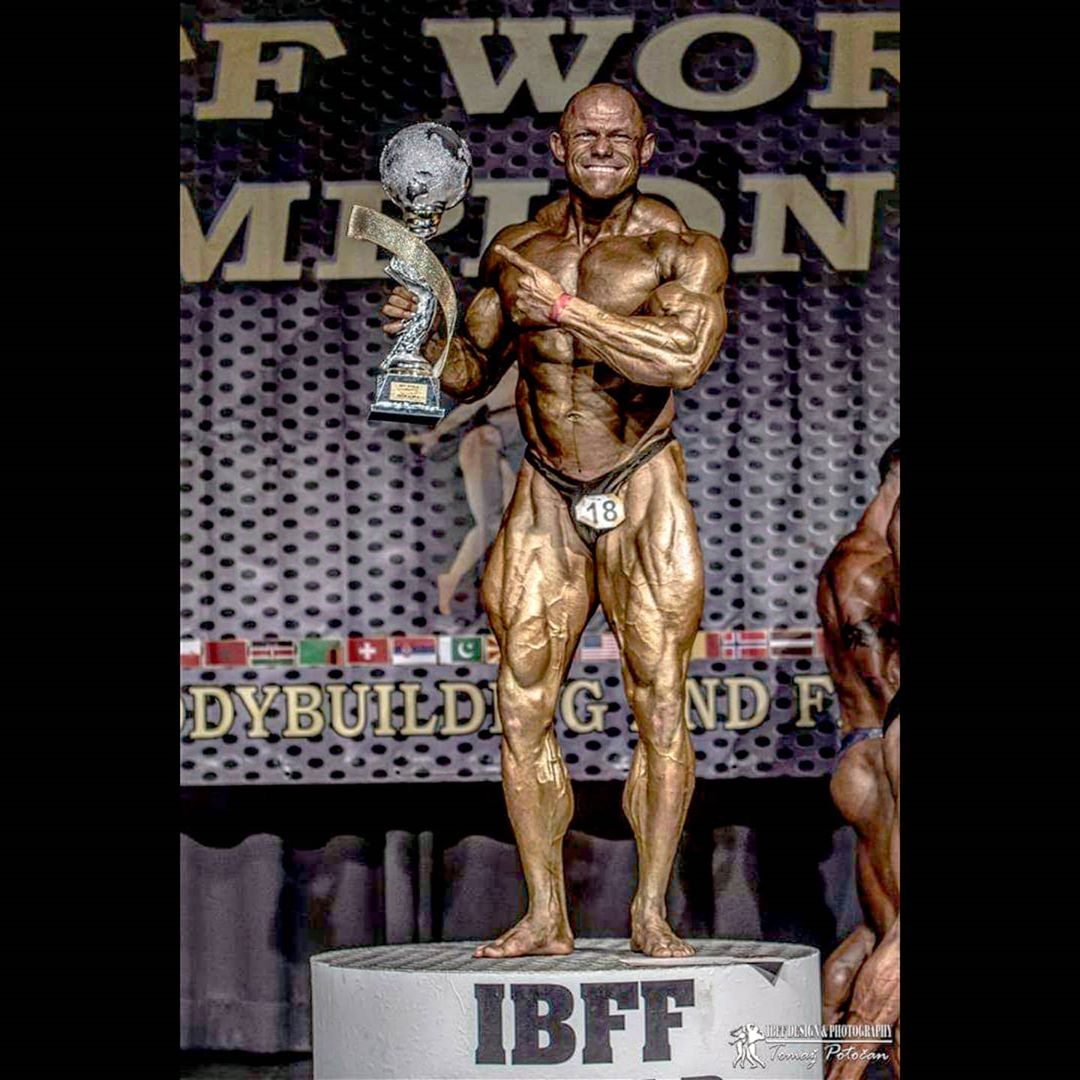 Arkadiusz „Arni” Demidowicz na podium z pucharem mistrza świata IBFF