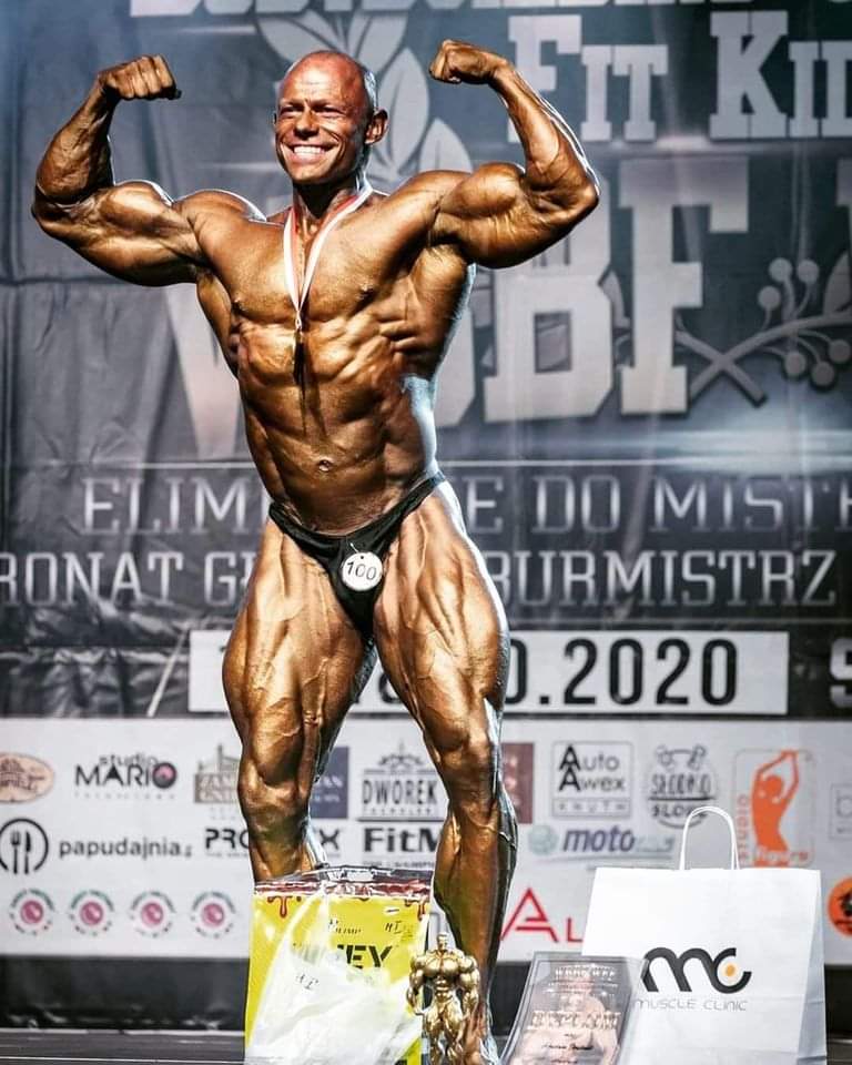 Arkadiusz „Arni” Demidowicz z medalem na scenie WBBF-WFF